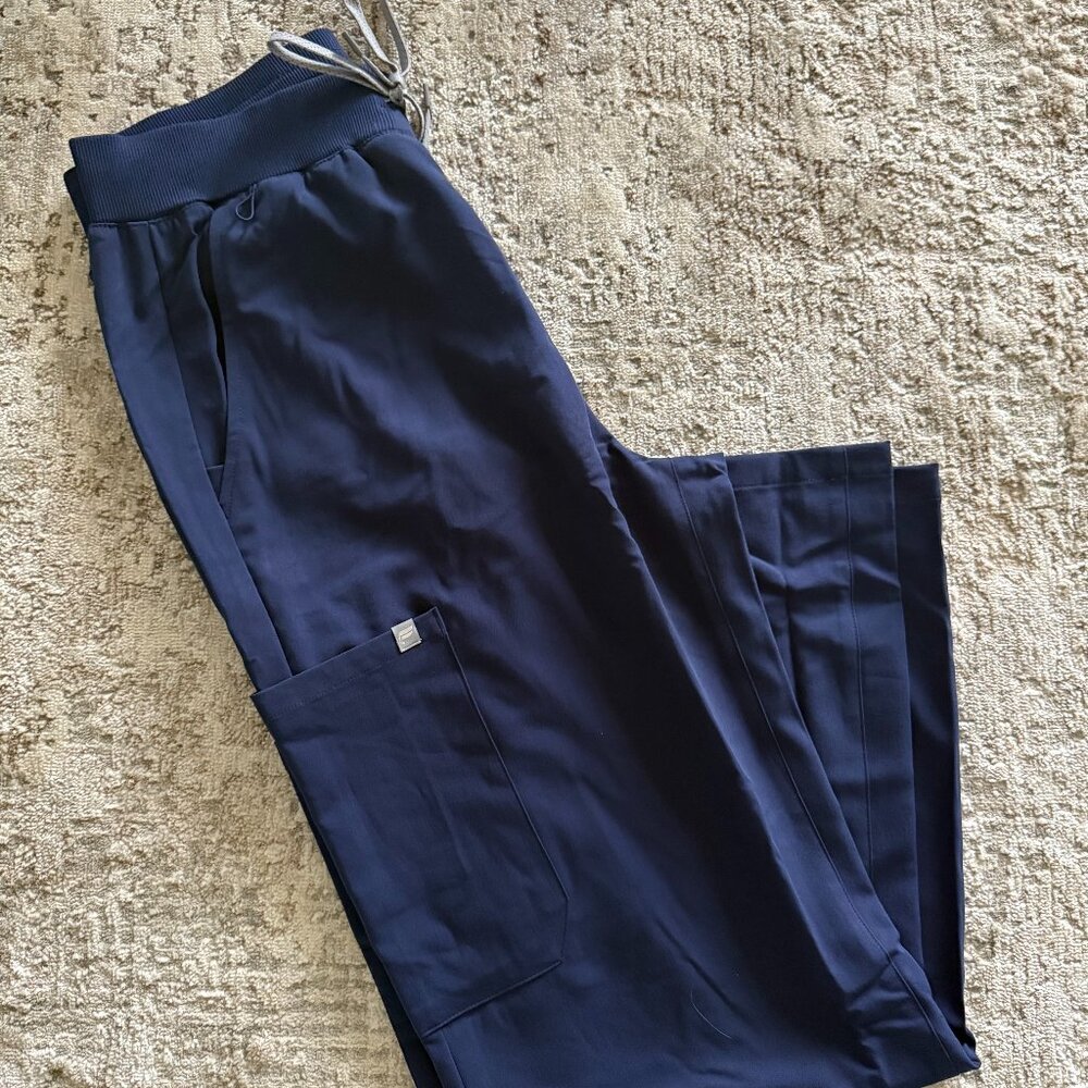 Fabletics Scrub Set - Picture 3 of 3